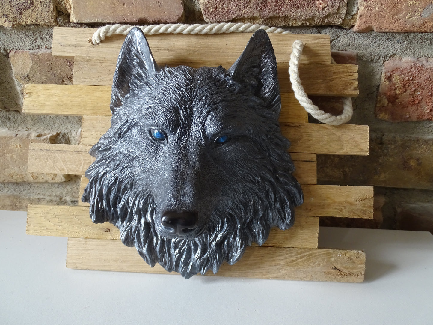 Wolf Deko Kunstharz auf Altholz | Handgemacht | Augenfarbe wählbar