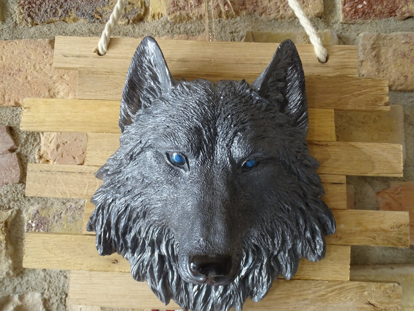 Wolf Deko Kunstharz auf Altholz | Handgemacht | Augenfarbe wählbar