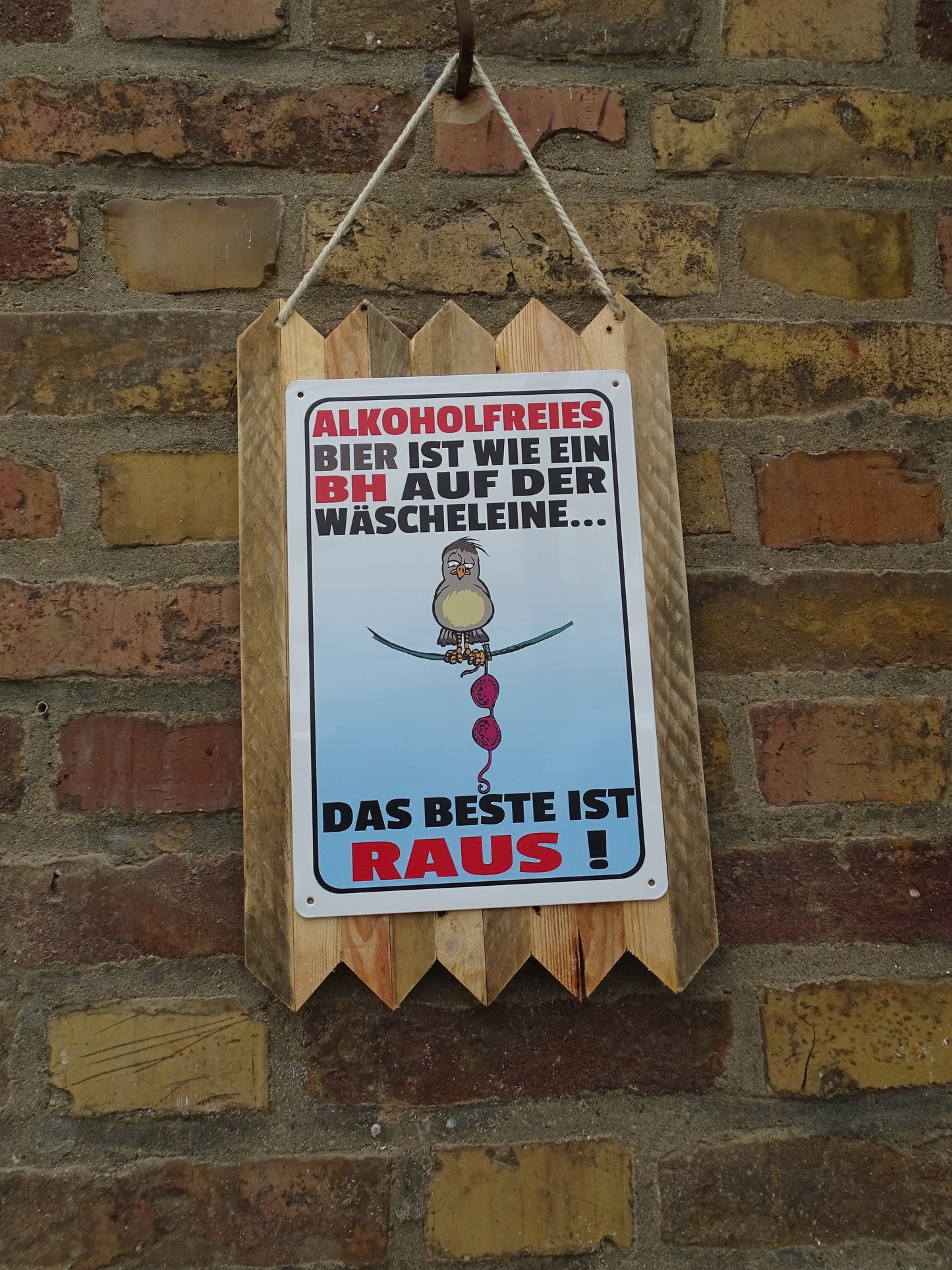 Blechschild " Alkoholfreies Bier ist wie ein BH " Handgefertigt auf Altholz