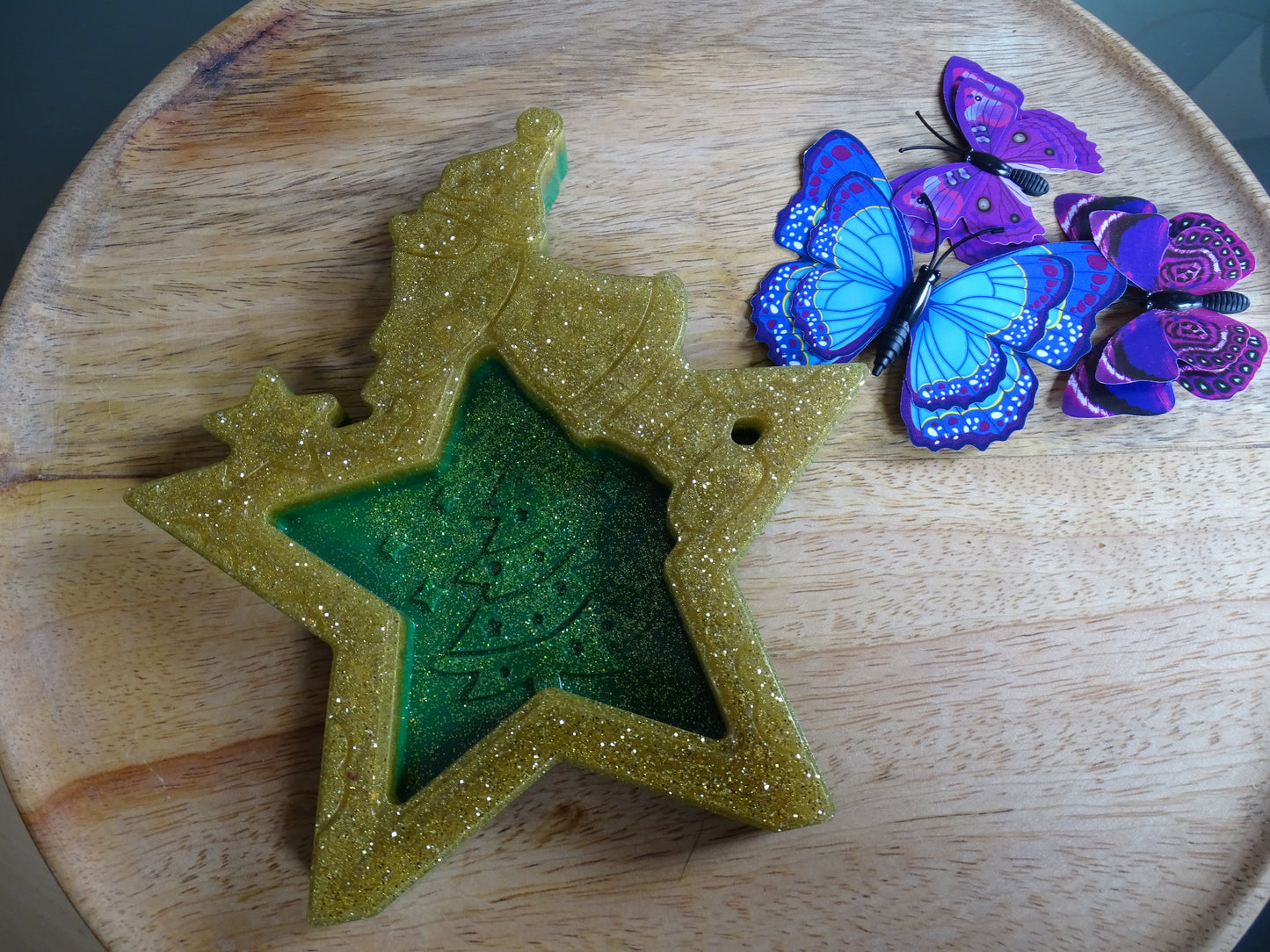 Weihnachtsbaum trifft Santa Claus Handgemachte Deko Figuren aus Epoxidharz – Einzigartige Unikate