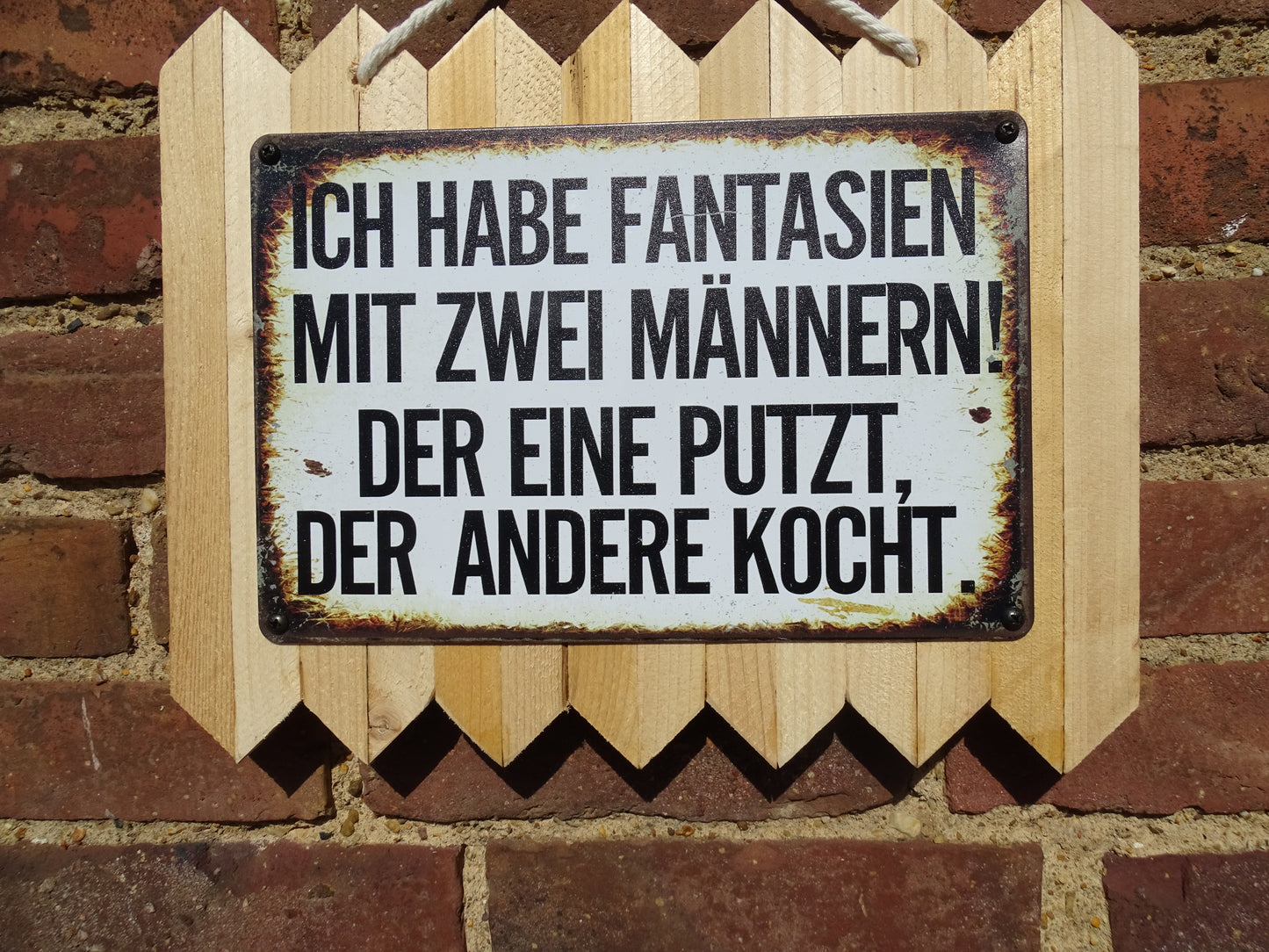Personalisiertes Blechschild - handgefertigt auf Altholz " Ich habe Fantasien mit 2 Männern"