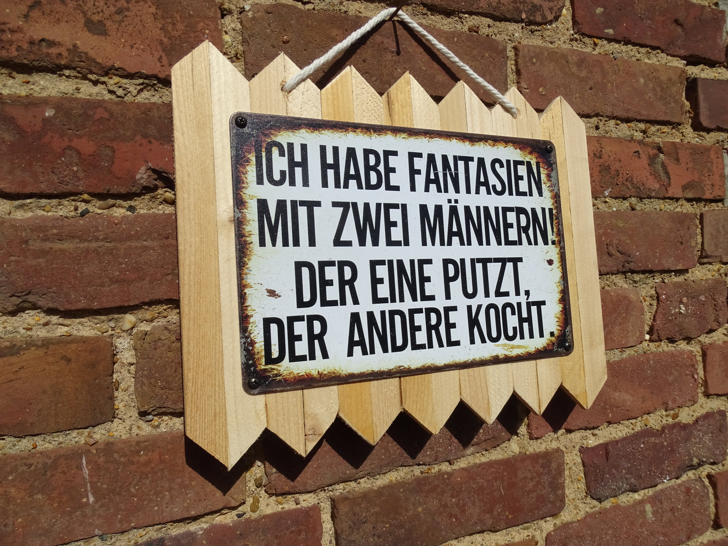 Blechschild " Ich habe Fantasien mit zwei Männern, der eine Putzt.. " Handgefertigt auf Altholz