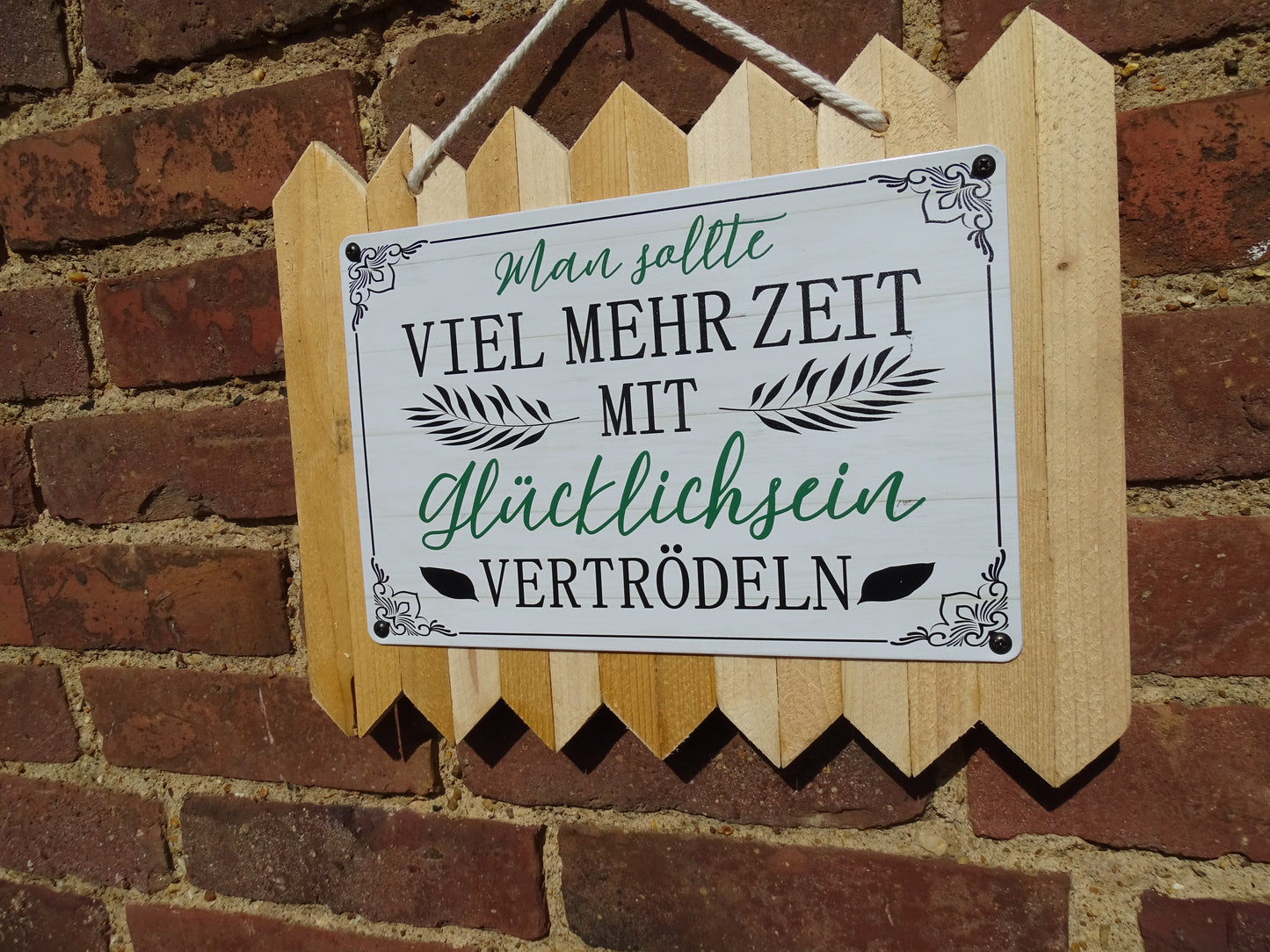 Man sollte viel mehr Zeit mit glücklich sein vertrödeln - personalisiertes Blechschild auf Altholz