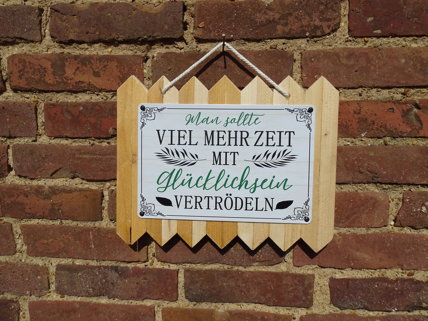 Man sollte viel mehr Zeit mit glücklich sein vertrödeln - personalisiertes Blechschild auf Altholz