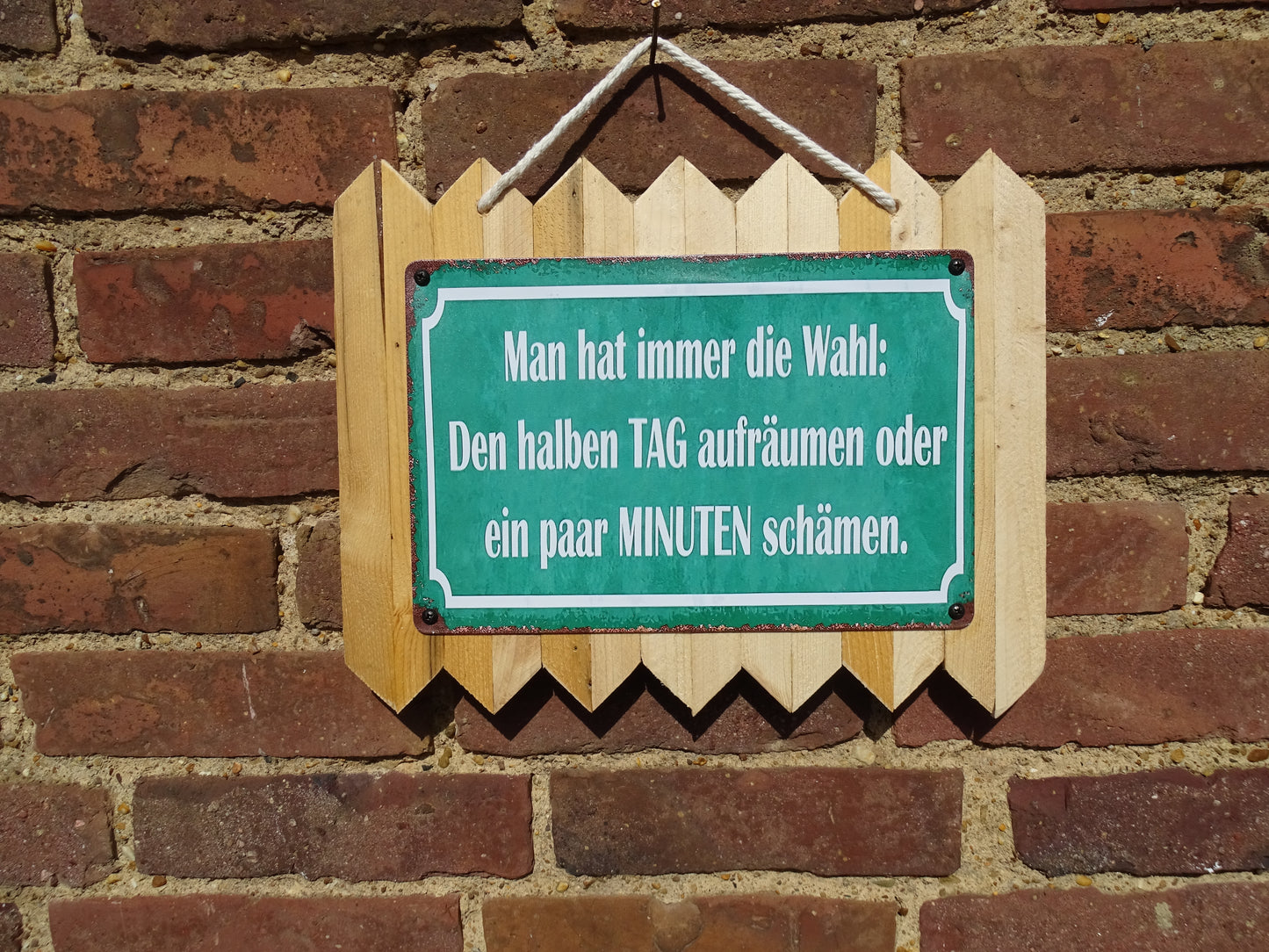 Man hat immer die Wahl - den halben Tag aufräumen oder 5 Minuten schämen - Blechschild personalisiert handgefertigt auf Altholz