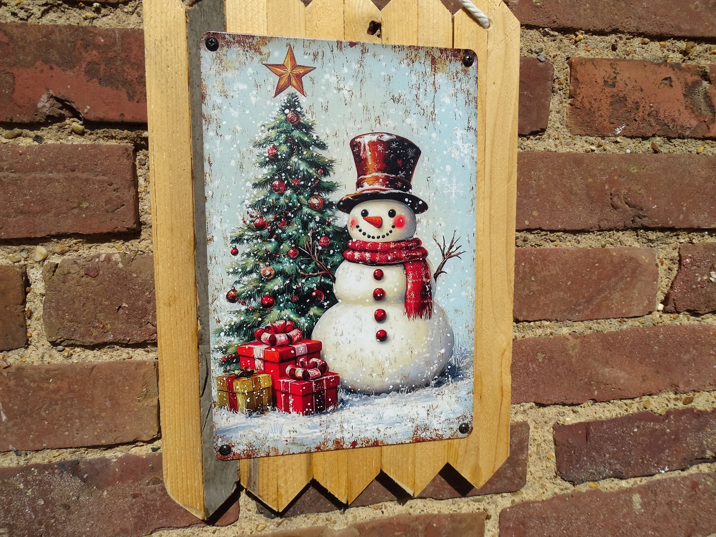 Schneemann trifft Tannenbaum Weihnachten -  Blechschild auf Altholz – Handgefertigtes Unikat