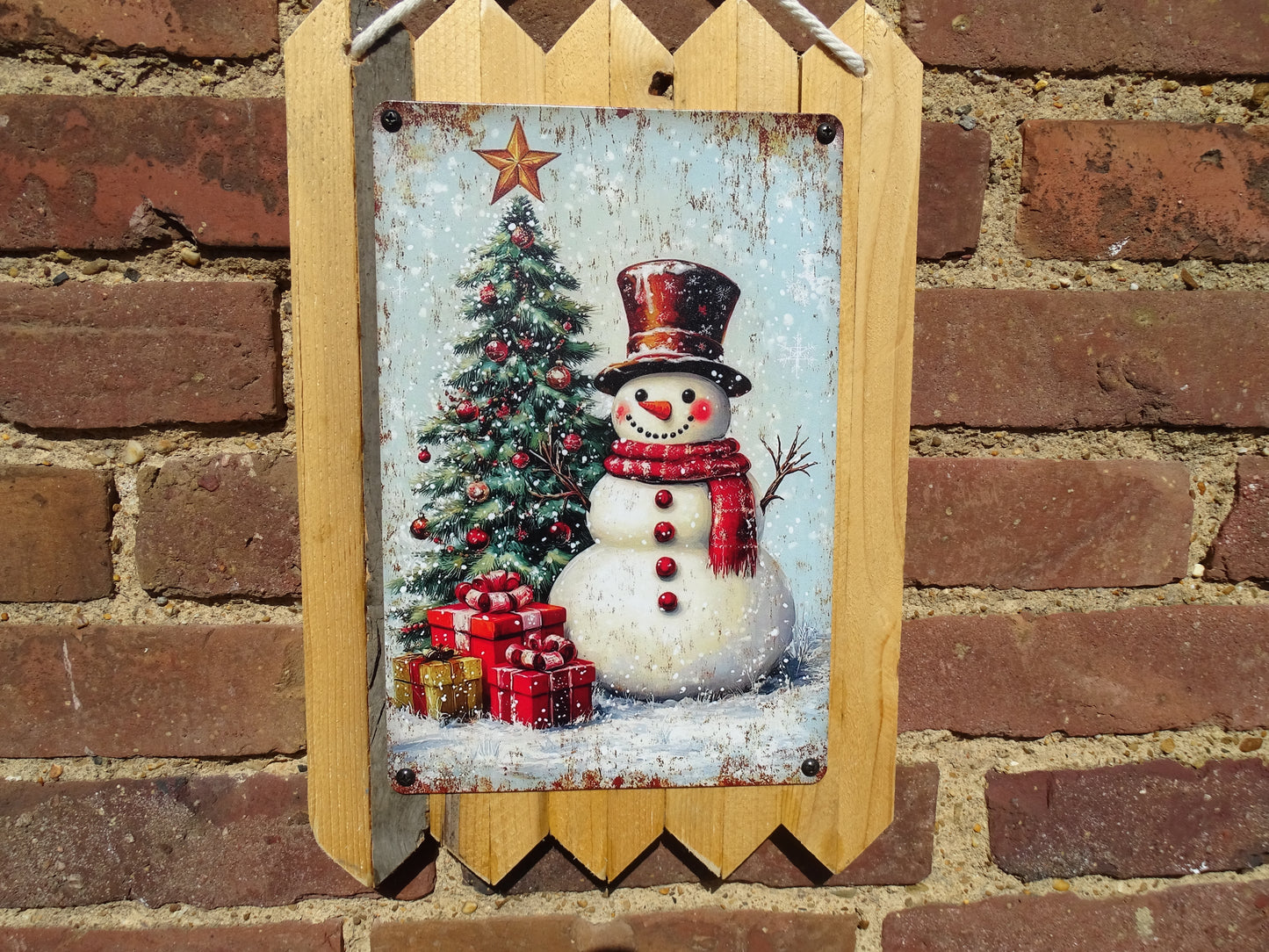 Schneemann trifft Tannenbaum Weihnachten -  Blechschild auf Altholz – Handgefertigtes Unikat