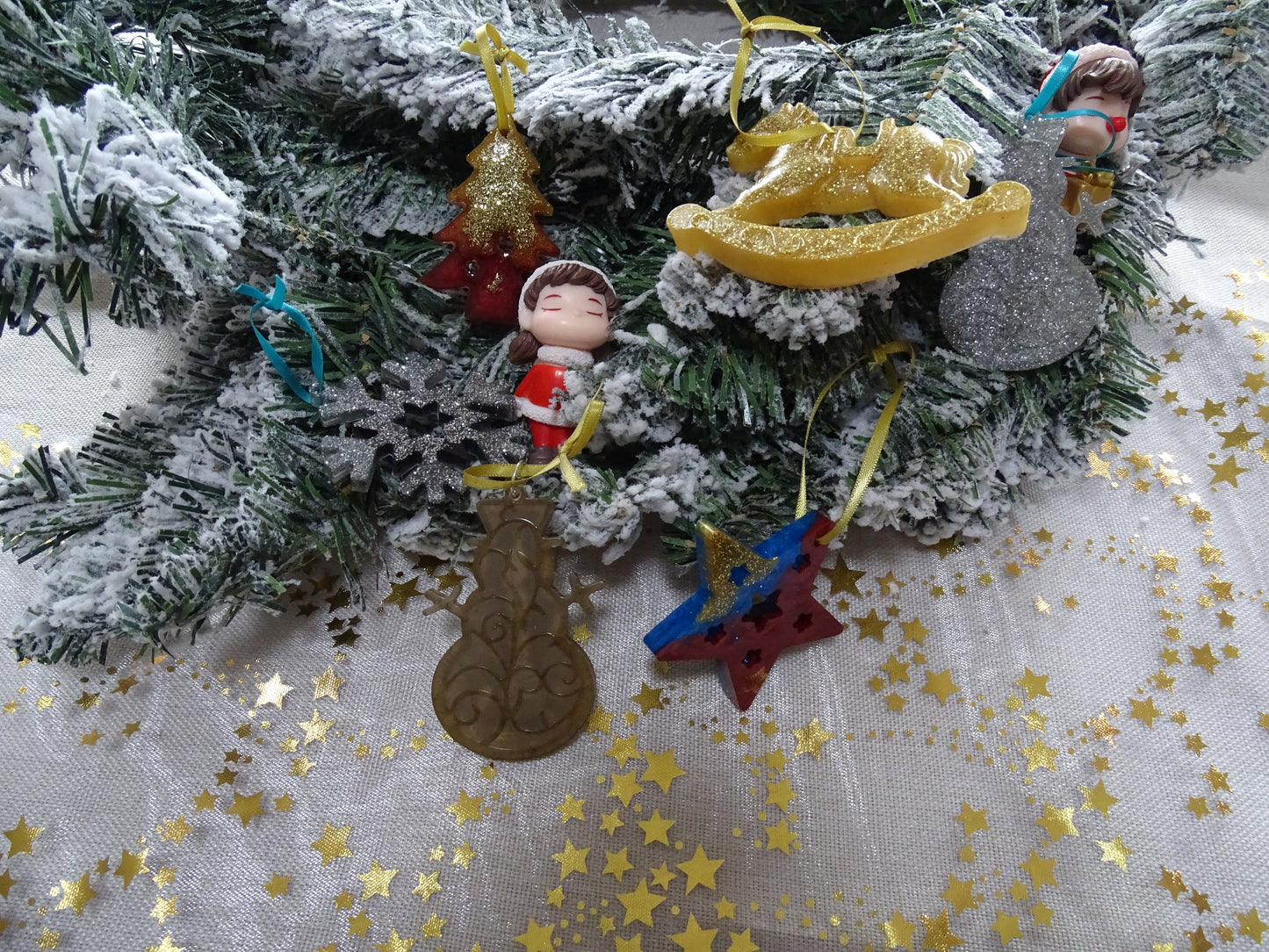 Handgefertigtes Baumschmuck-Set aus Kunstharz – Weihnachtsanhänger | Deko-Hänger für Tannenbaum & Winterzeit