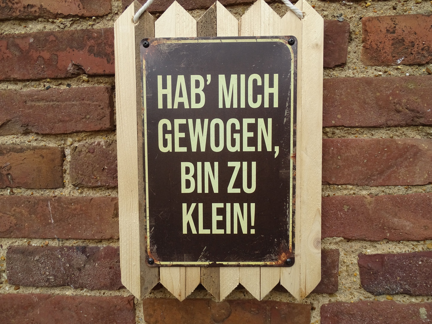 Blechschild - Hab mich gewogen, bin zu klein. Humorvolles Blechschild handgefertigt auf Altholz