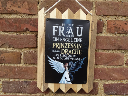 Blechschild - In jeder Frau schläft ein Engel, ein Drache.. Handgefertigt auf Altholz