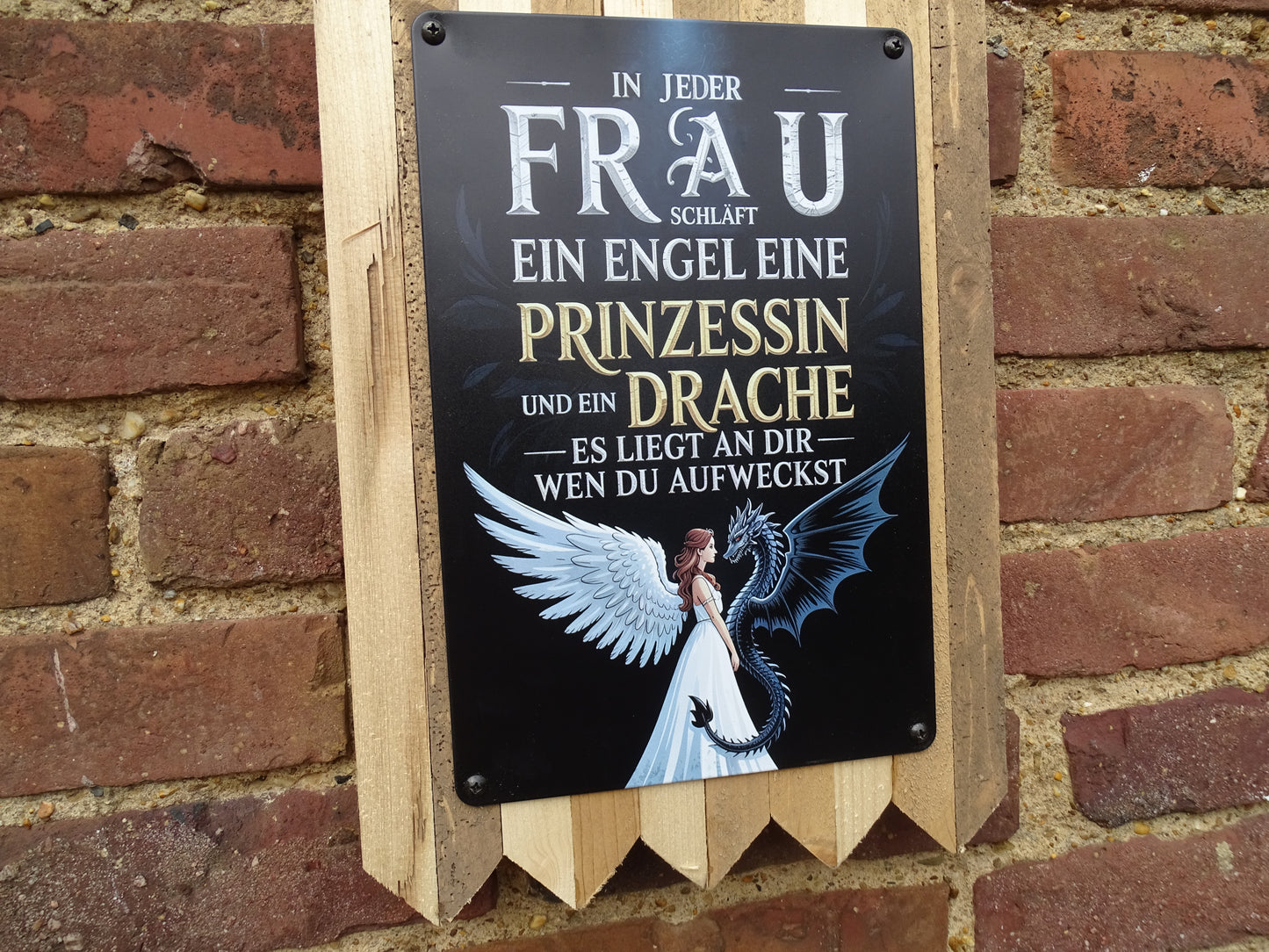 Blechschild - In jeder Frau schläft ein Engel, ein Drache.. Handgefertigt auf Altholz