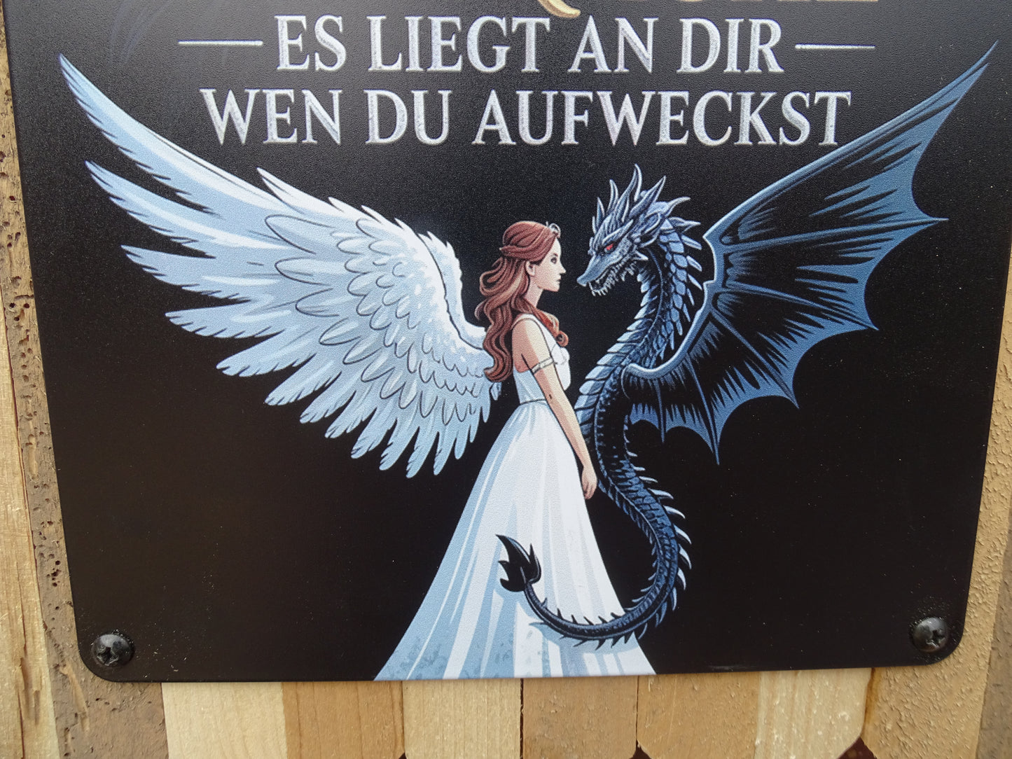 Blechschild - In jeder Frau schläft ein Engel, ein Drache.. Handgefertigt auf Altholz
