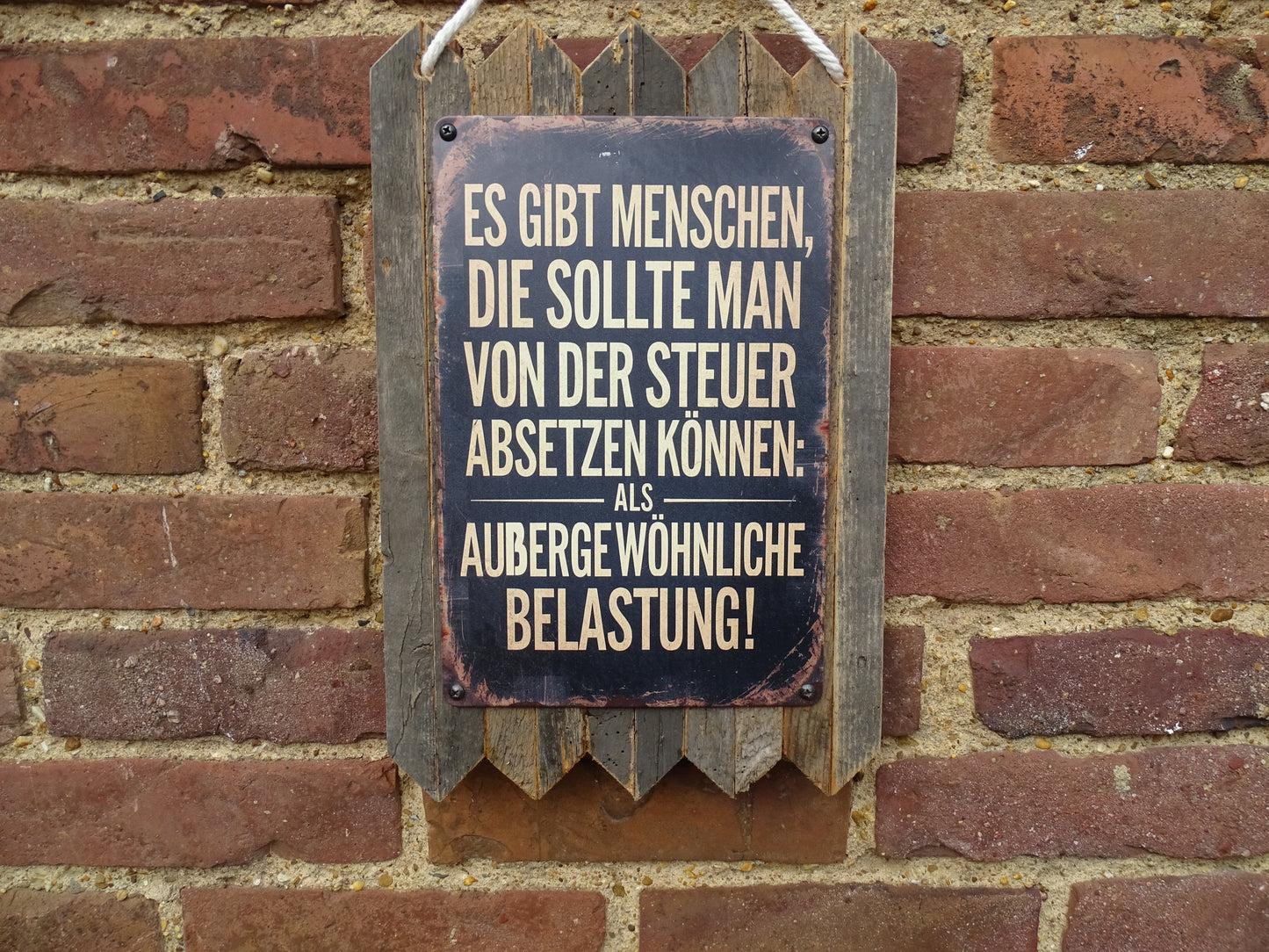 Blechschild " Es gibt Menschen, die sollte man von der Steuer absetzen " Handgefertigt auf Altholz