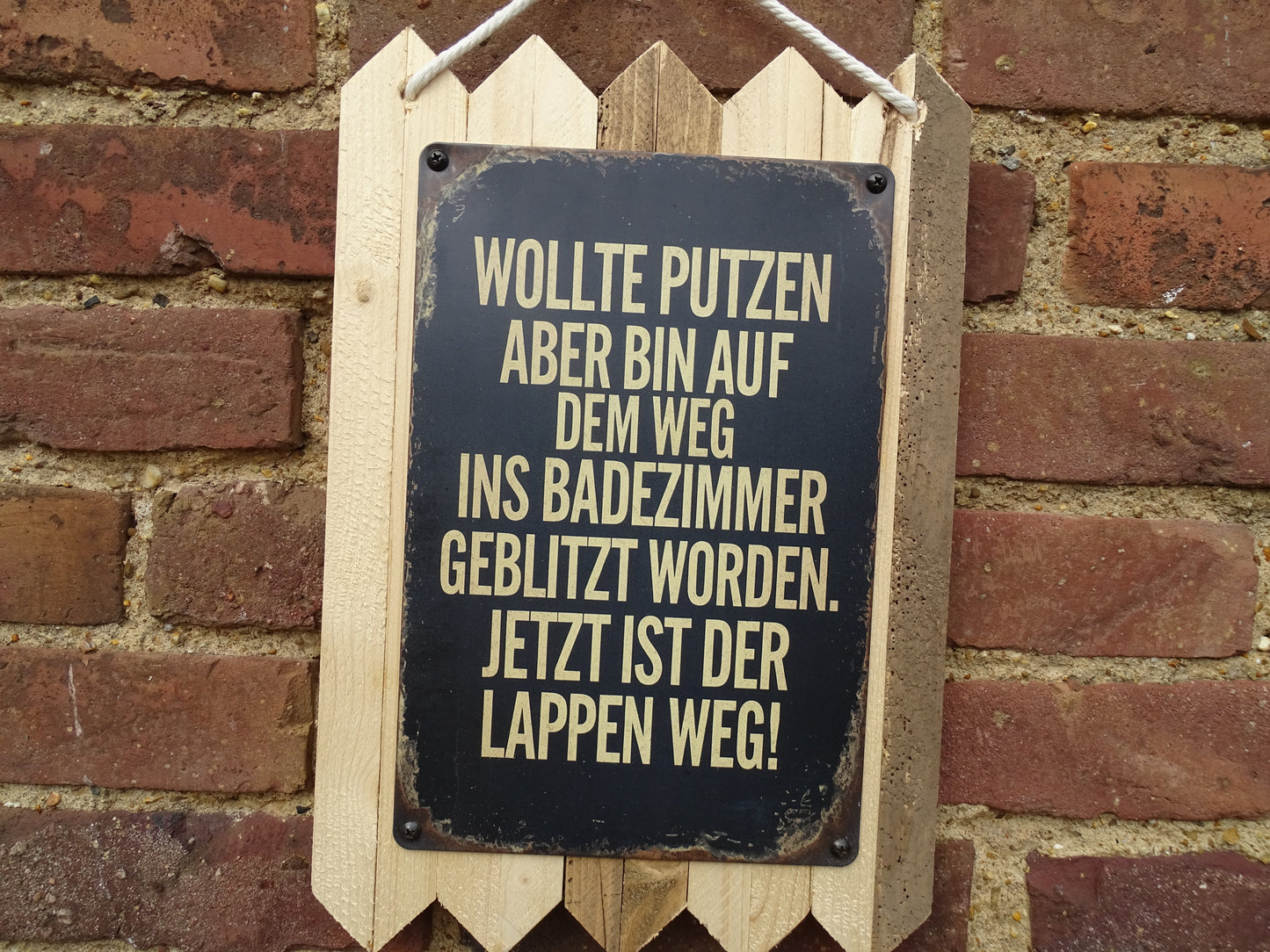 Blechschild " Wollte Putzen, aber bin auf dem Weg " Handgefertigt auf Altholz