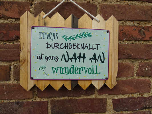 Blechschild " Etwas Durchgeknallt ist Nah an Wundervoll " Handgefertigt auf Altholz 35 x 25 cm