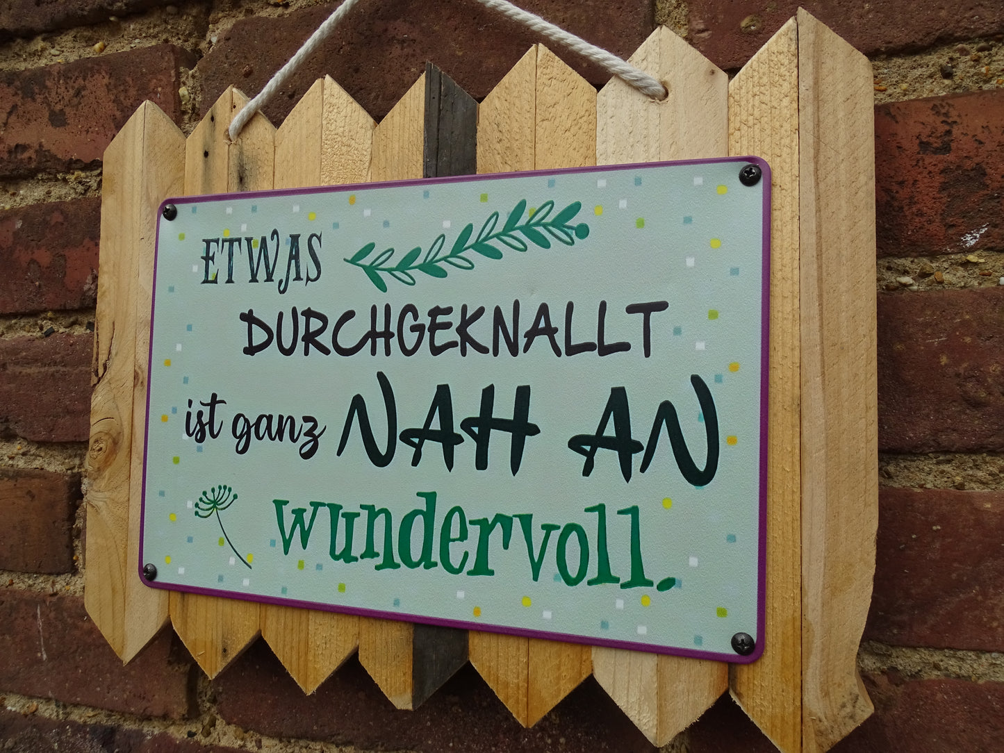 Blechschild " Etwas Durchgeknallt ist Nah an Wundervoll " Handgefertigt auf Altholz