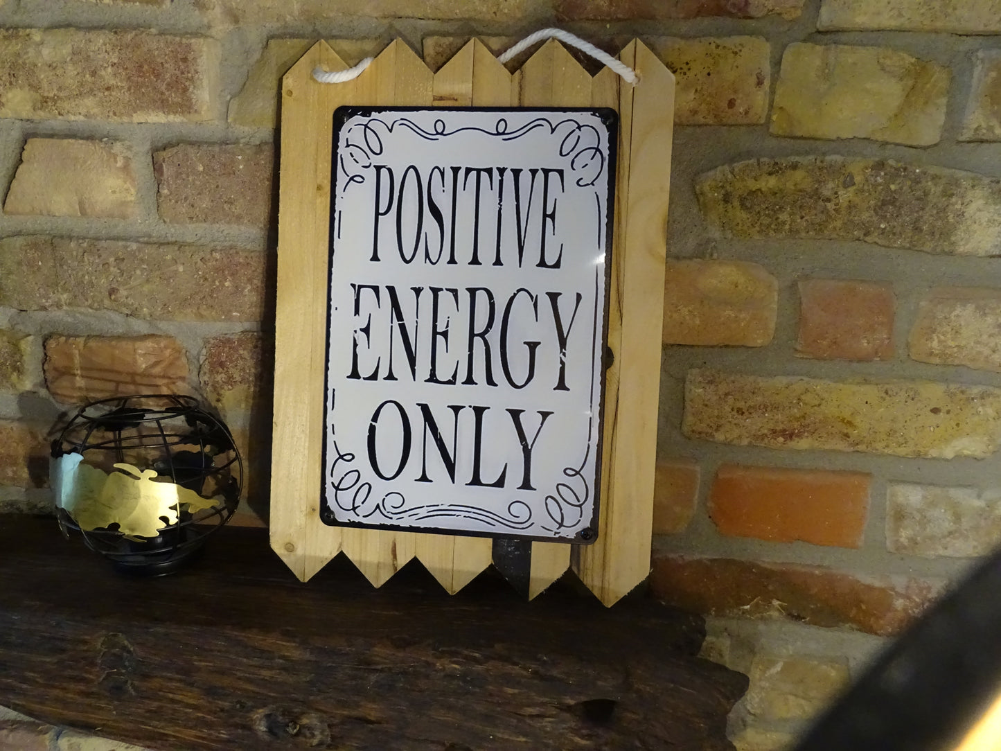 Blechschild Positive Engergy Only - handgemacht auf Altholz