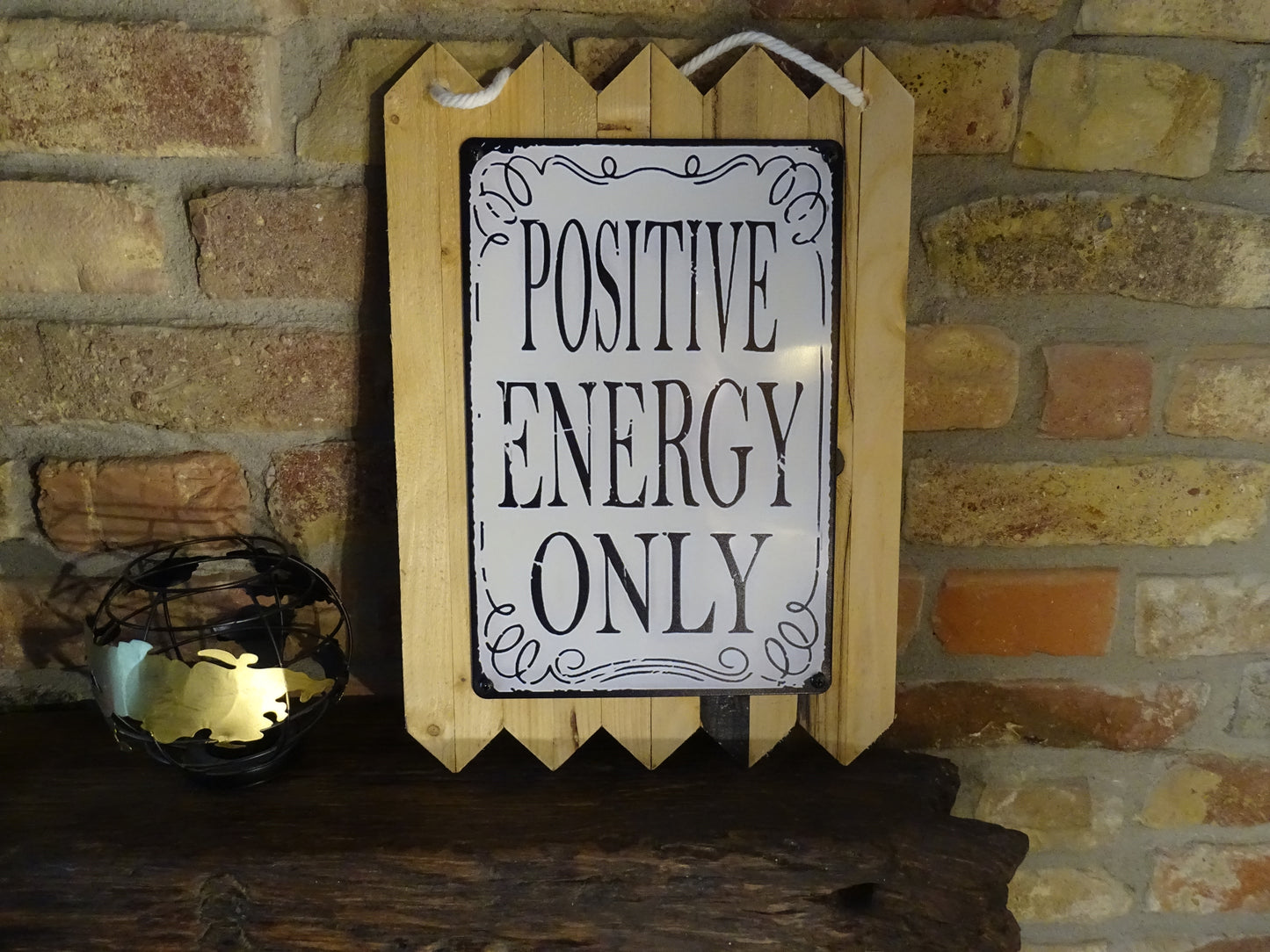 Blechschild Positive Engergy Only - handgemacht auf Altholz