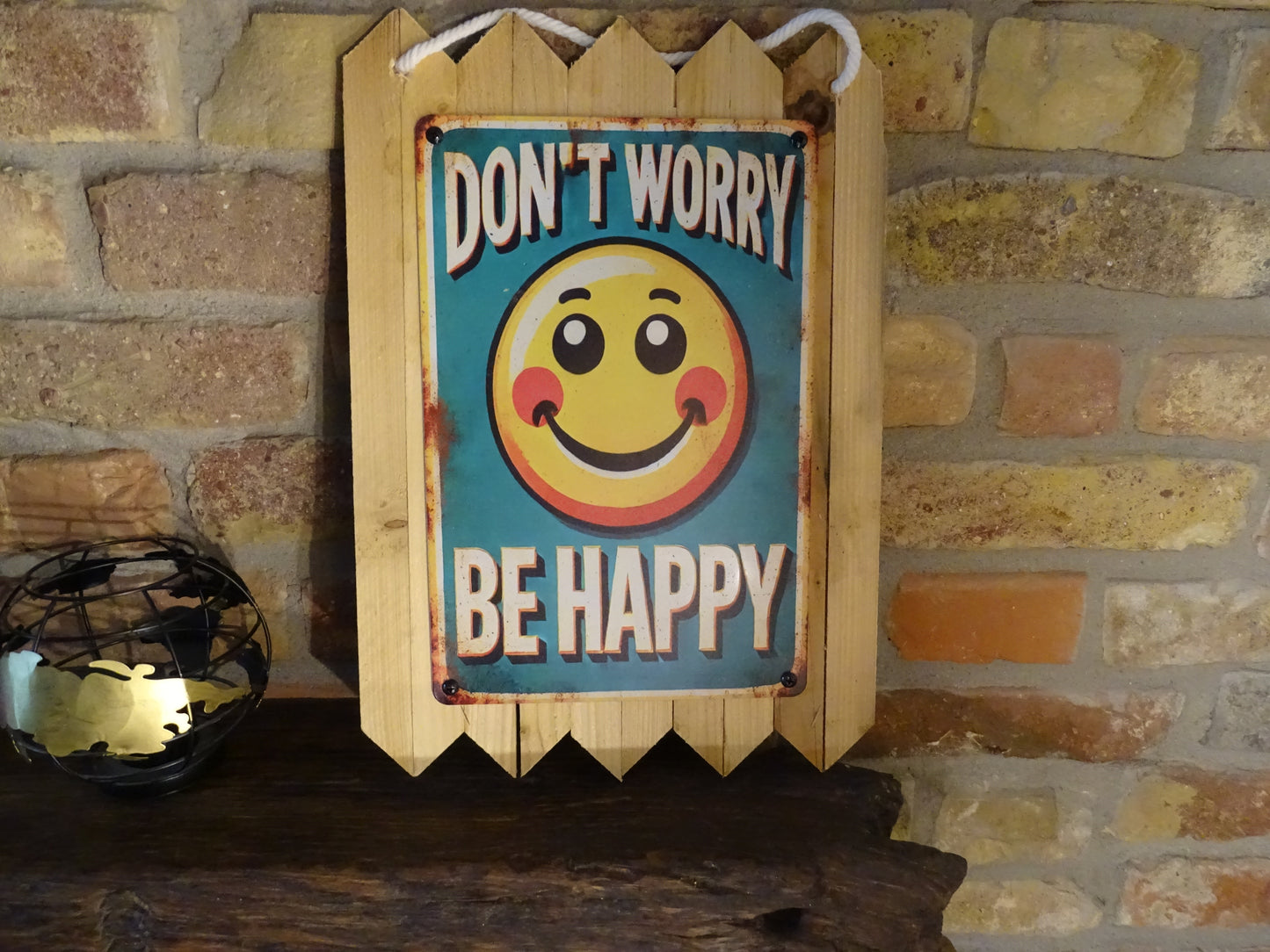 Blechschild Don't Worry Be Happy – Smiley Wanddeko – Schild auf Altholz – Gartendeko Vintage Blechschild 40 x 25 cm