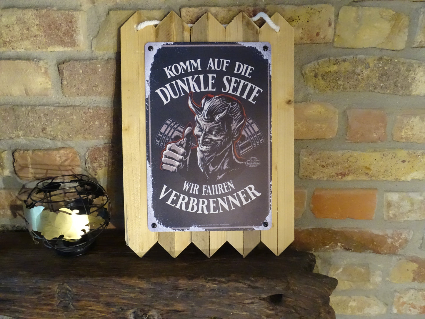Blechschild- Komm auf die Dunkle Seite, wir fahren Verbrenner - handgefertigt auf Altholz
