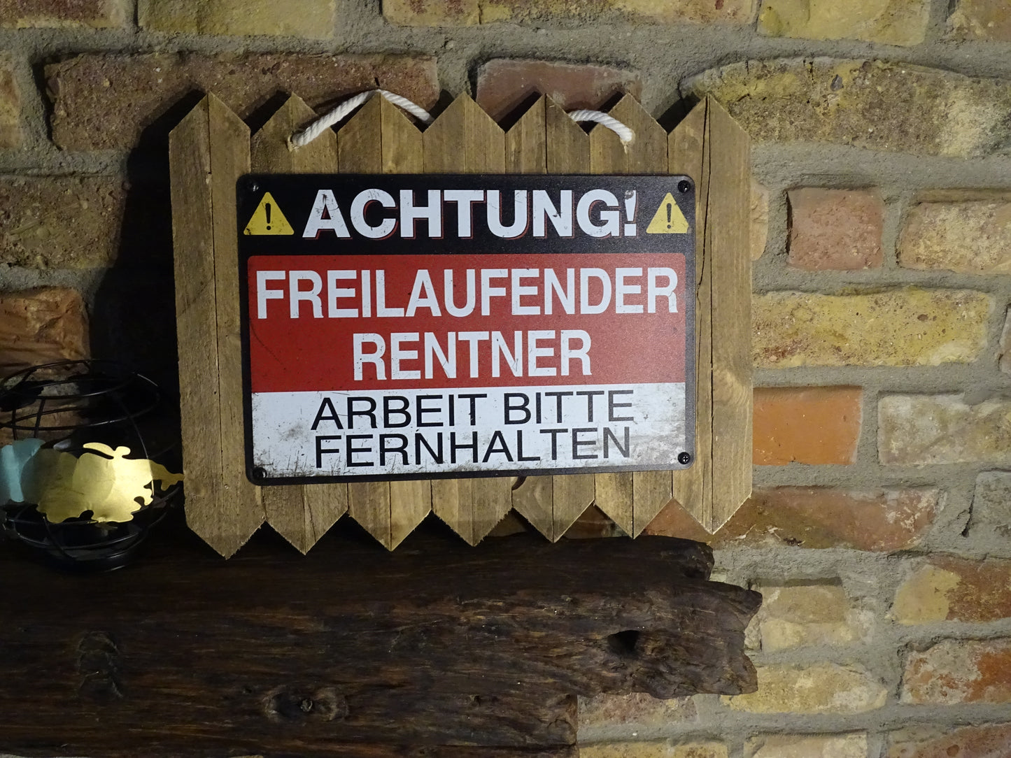 Blechschild - auf Altholz Achtung Freilaufender Rentner - handgefertigte Geschenkidee zur Rente / Pension