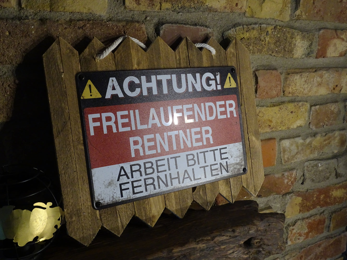 Blechschild - auf Altholz Achtung Freilaufender Rentner - handgefertigte Geschenkidee zur Rente / Pension