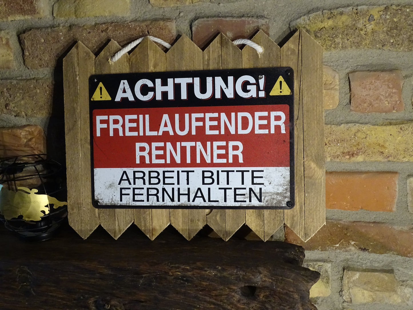 Blechschild - auf Altholz Achtung Freilaufender Rentner - handgefertigte Geschenkidee zur Rente / Pension