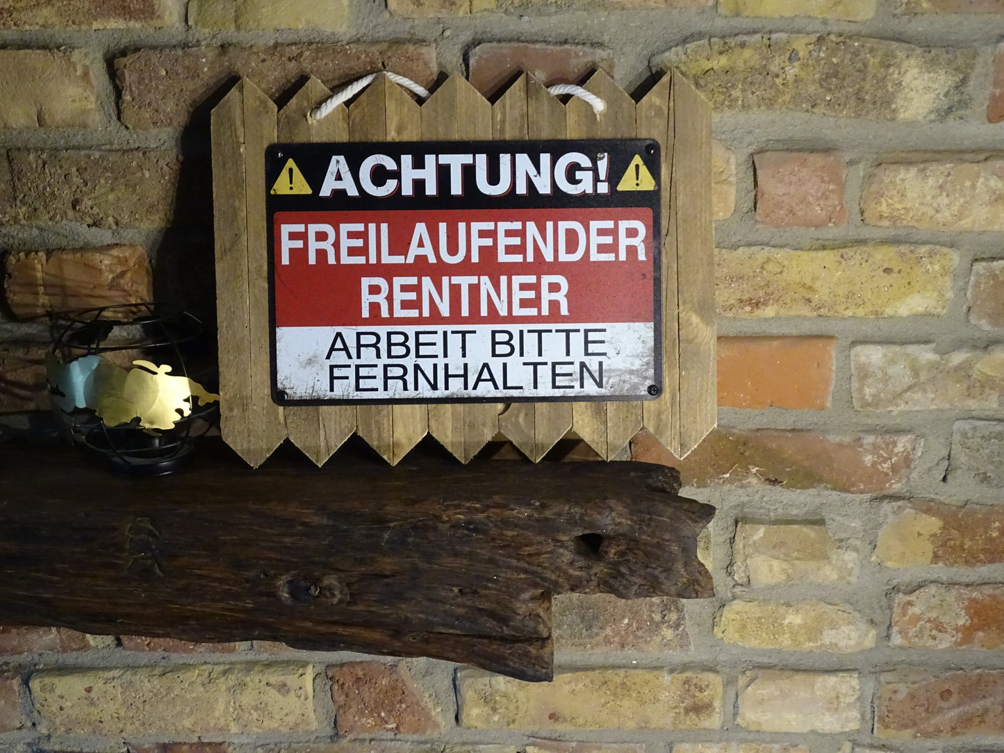 Blechschild - auf Altholz Achtung Freilaufender Rentner - handgefertigte Geschenkidee zur Rente / Pension