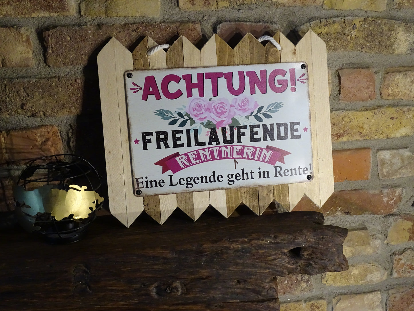 Blechschild - Achtung freilaufende Rentnerin - Eine Legende geht in Rente - handgefertigt auf Altholz