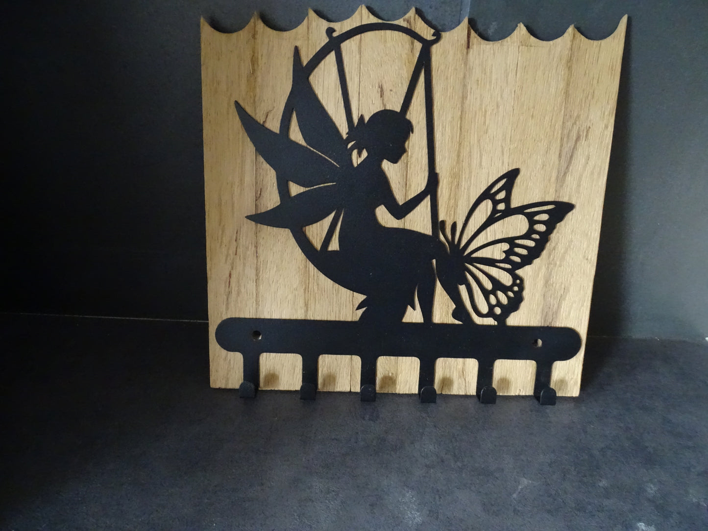 Schlüsselboard mit Fee Motiv | Handgemacht Altholz | Niedliche Deko & Metallhaken | Geschenk für Elfen-Fans