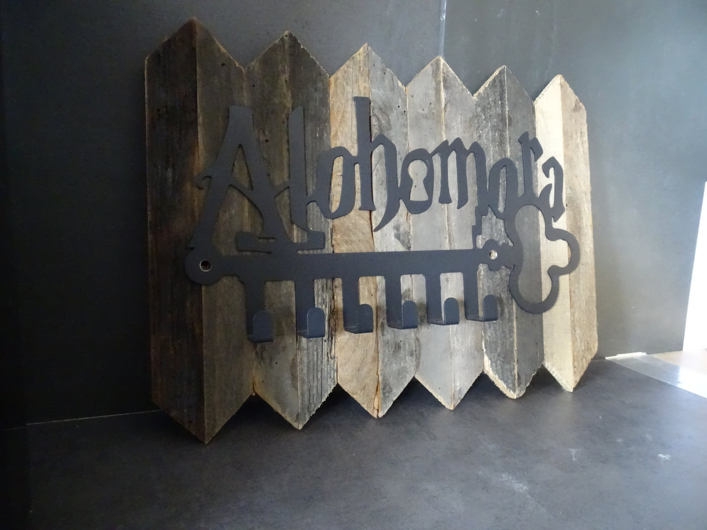 Alohomora Schlüsselbrett Altholz – Schlüsselhalter Vintage Holz – Magische Wanddeko – Zauberer Geschenk – Handgemacht"