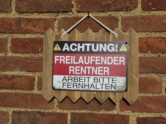 Blechschild - auf Altholz Achtung Freilaufender Rentner -Lustige Vintage-Wanddeko & Geschenkidee 35 x 25 cm
