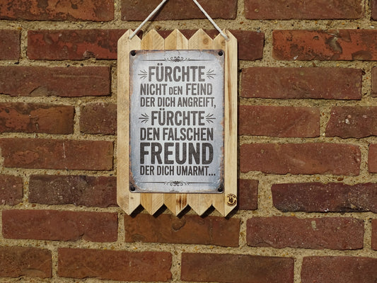 Blechschild auf Altholz Fürchte nicht den Feind Deko Schild Lustige Vintage-Wanddeko & Geschenkidee 40 x 25 cm