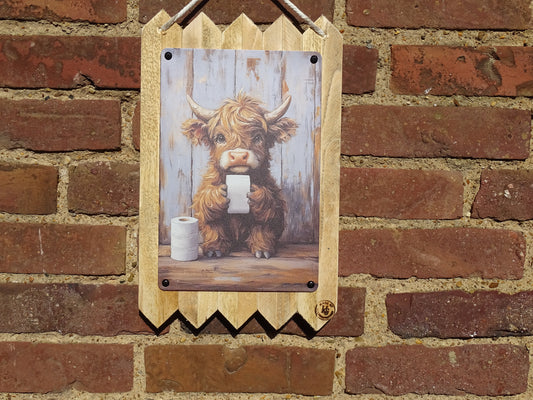 Blechschild Highland Rind mit Klopapierrolle – Lustige WC- Bad Deko auf Altholz 40x25cm