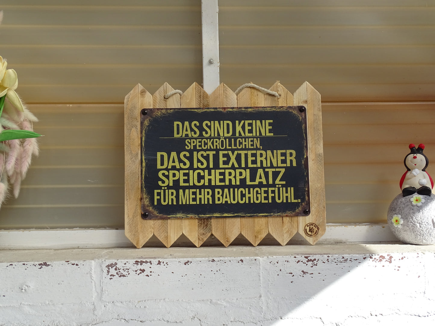 Blechschild Spruch Das sind keine Speckröllchen | Vintage Blechschild mit frechem Spruch – rustikale Wanddeko auf Altholz 35 x 25 cm