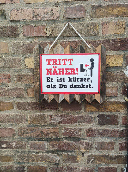 Blechschild - Tritt näher, er ist kürzer als du denkst auf Altholz, einmalige Badezimmer Deko
