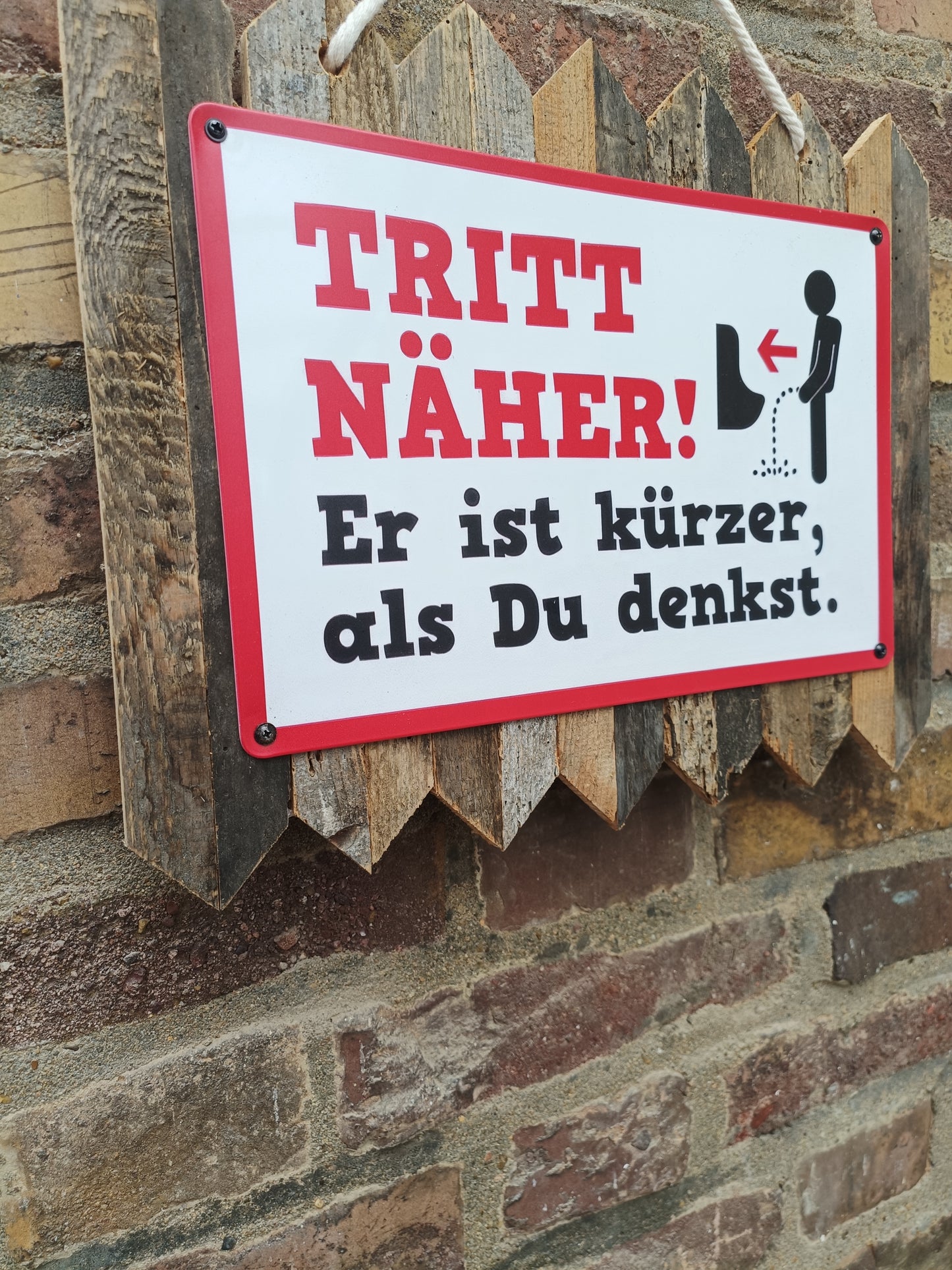 Blechschild - Tritt näher, er ist kürzer als du denkst auf Altholz, einmalige Badezimmer Deko 35 x 25 cm
