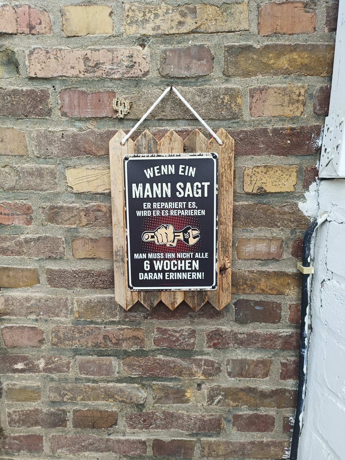 Blechschild - Wenn ein Mann sagt er repariert es,wird er es reparieren., auf Altholz