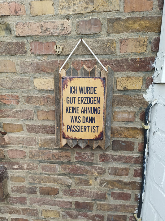 Blechschild „Ich wurde gut erzogen – keine Ahnung, was dann passiert ist, auf Altholz