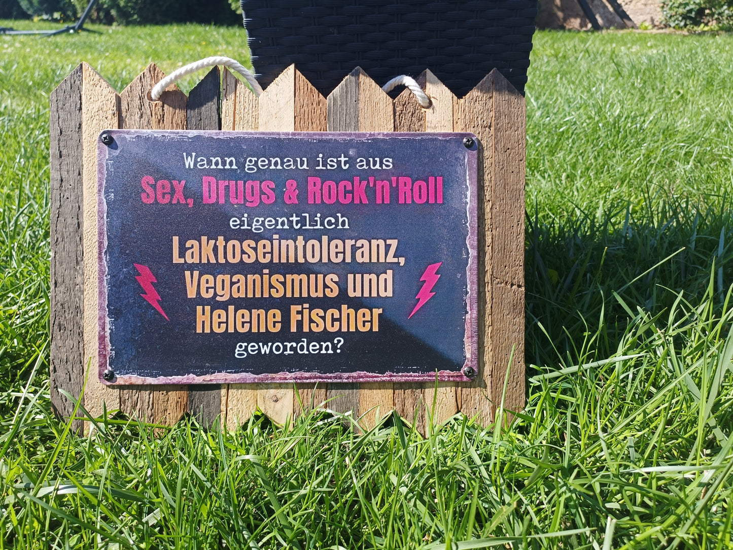 Blechschild „Wann ist aus Sex, Drugs & Rock ’n’ Roll eigentlich Laktoseintoleranz, Veganismus und Helene Fischer geworden? auf Altholz