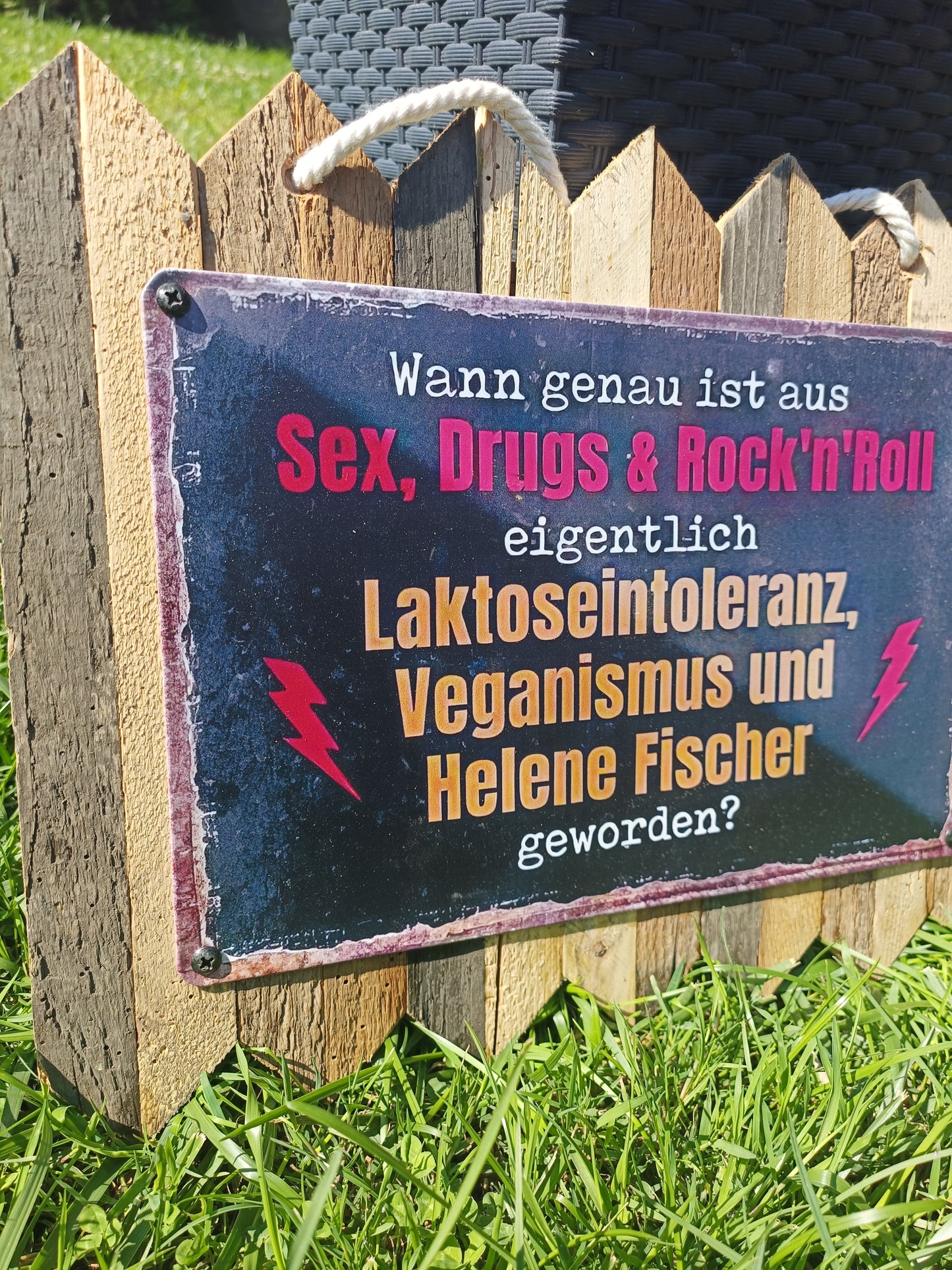 Blechschild „Wann ist aus Sex, Drugs & Rock ’n’ Roll eigentlich Laktoseintoleranz, Veganismus und Helene Fischer geworden? auf Altholz
