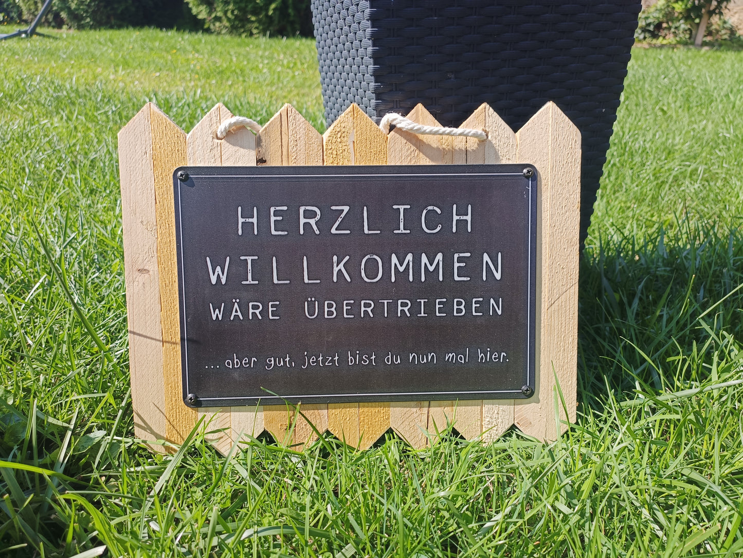 Blechschild – „Herzlich Willkommen wäre übertrieben …“ – Lustiges Deko-Schild, auf Altholz