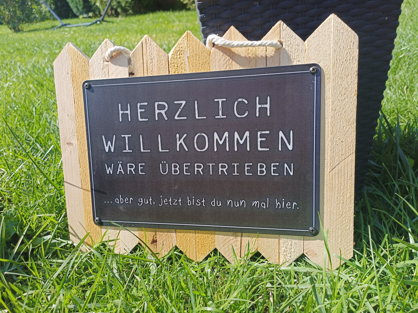 Blechschild – „Herzlich Willkommen wäre übertrieben …“ – Lustiges Deko-Schild, auf Altholz