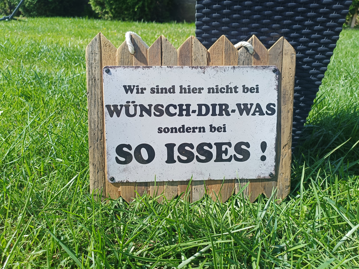 Blechschild " Wir sind hier nicht bei Wünsch Dir was " Handgefertigt auf Altholz
