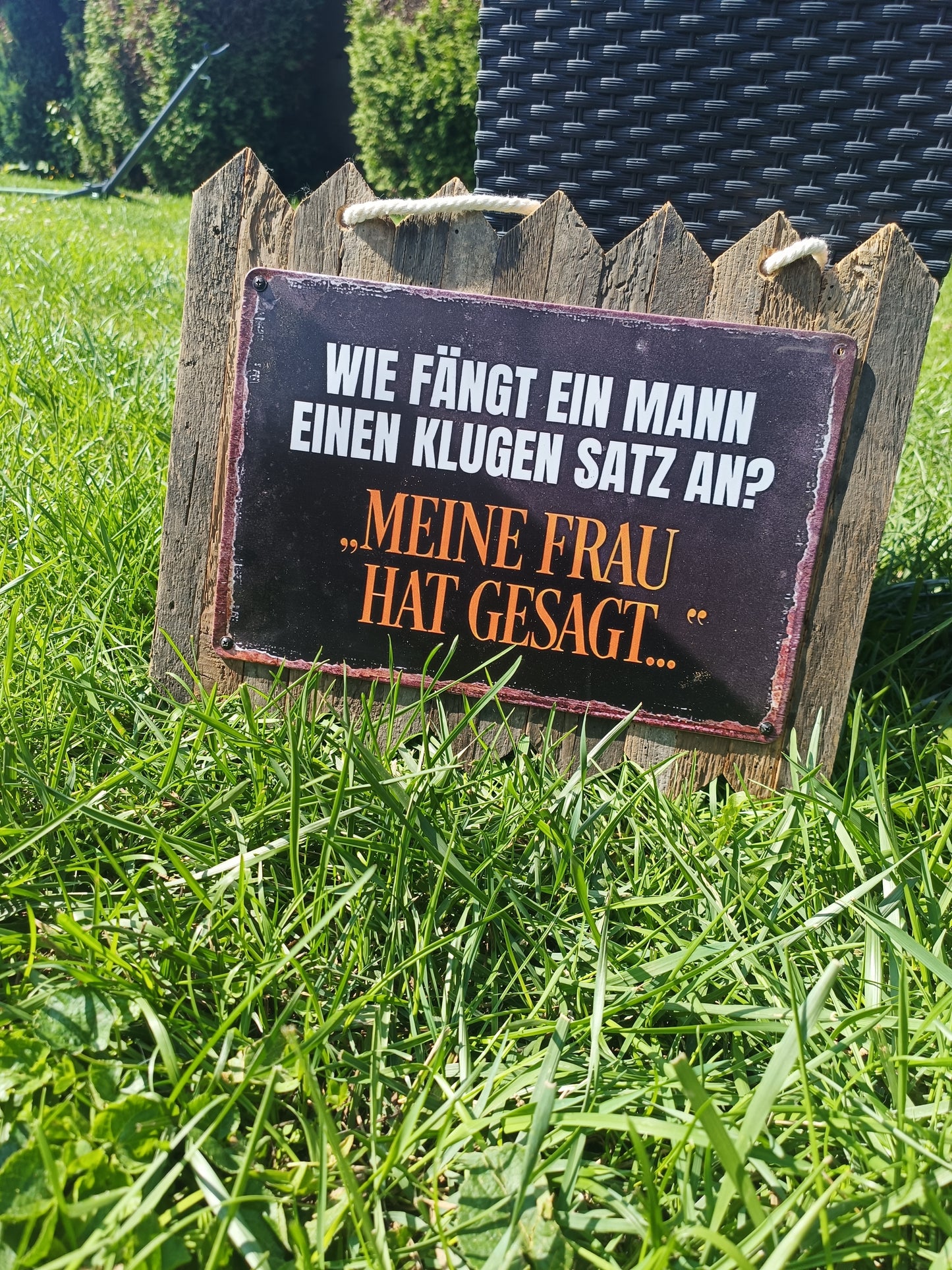 Blechschild „Wie fängt ein Mann einen klugen Satz an? Meine Frau hat gesagt, auf Altholz
