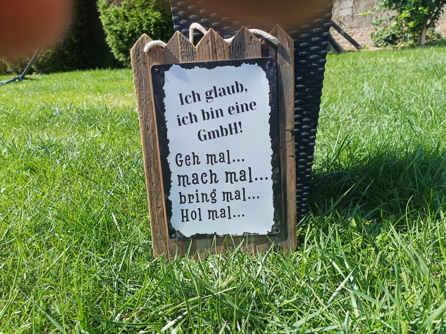 Blechschild „Ich glaub, ich bin eine GmbH“ – Lustiges Wanddeko, auf Altholz