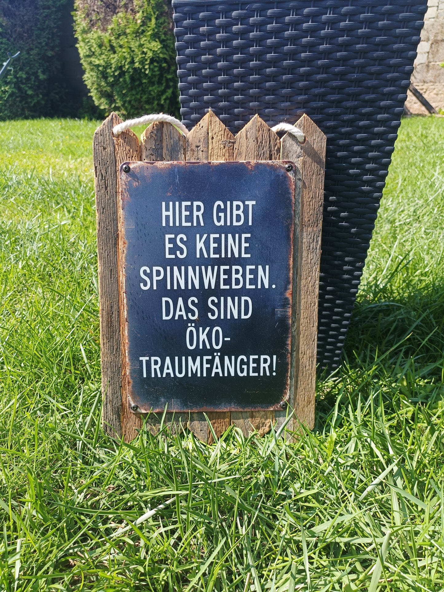 Blechschild " Hier gibt es keine Spinnweben " Handgefertigt auf Altholz