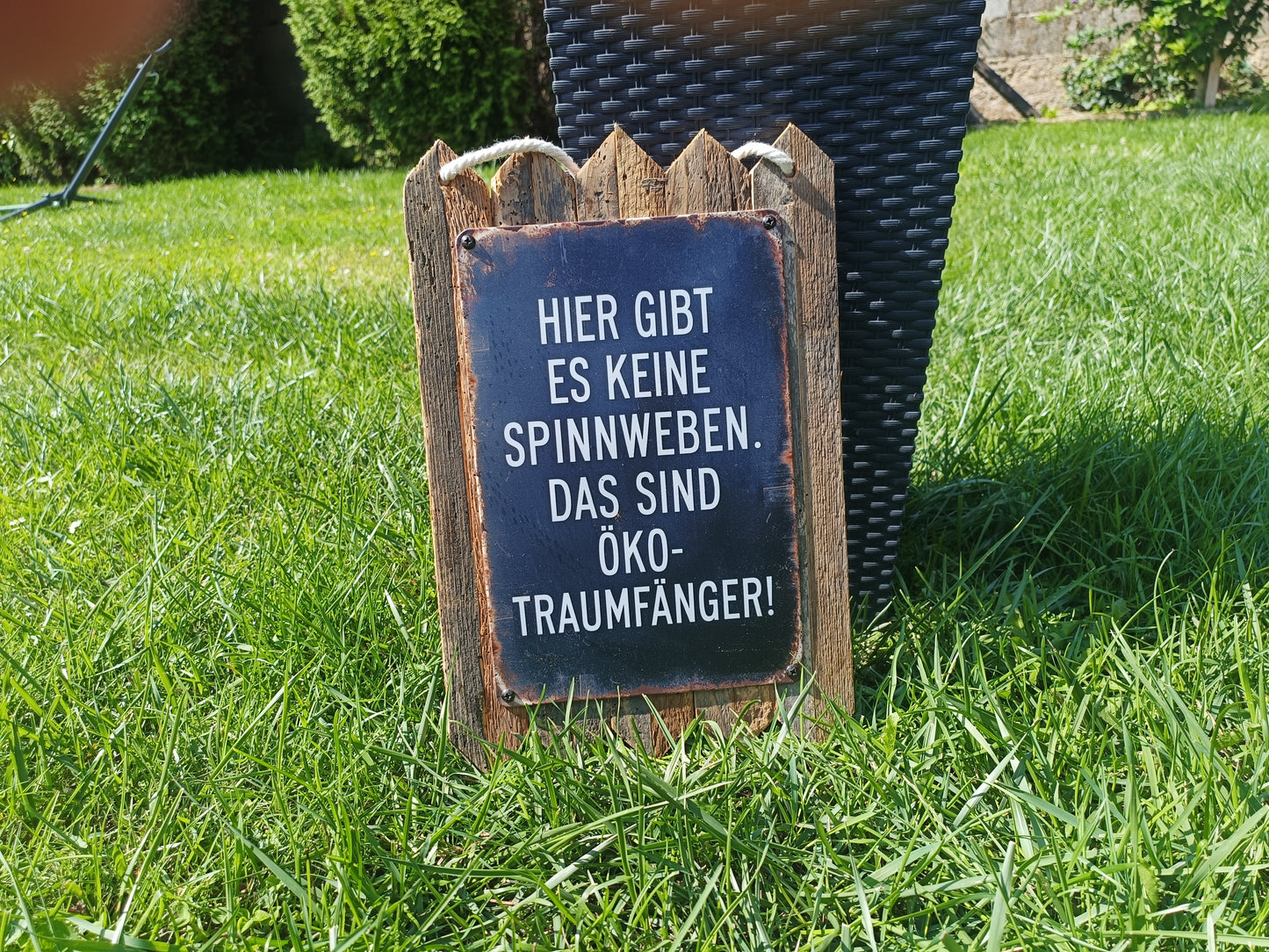 Blechschild " Hier gibt es keine Spinnweben " Handgefertigt auf Altholz