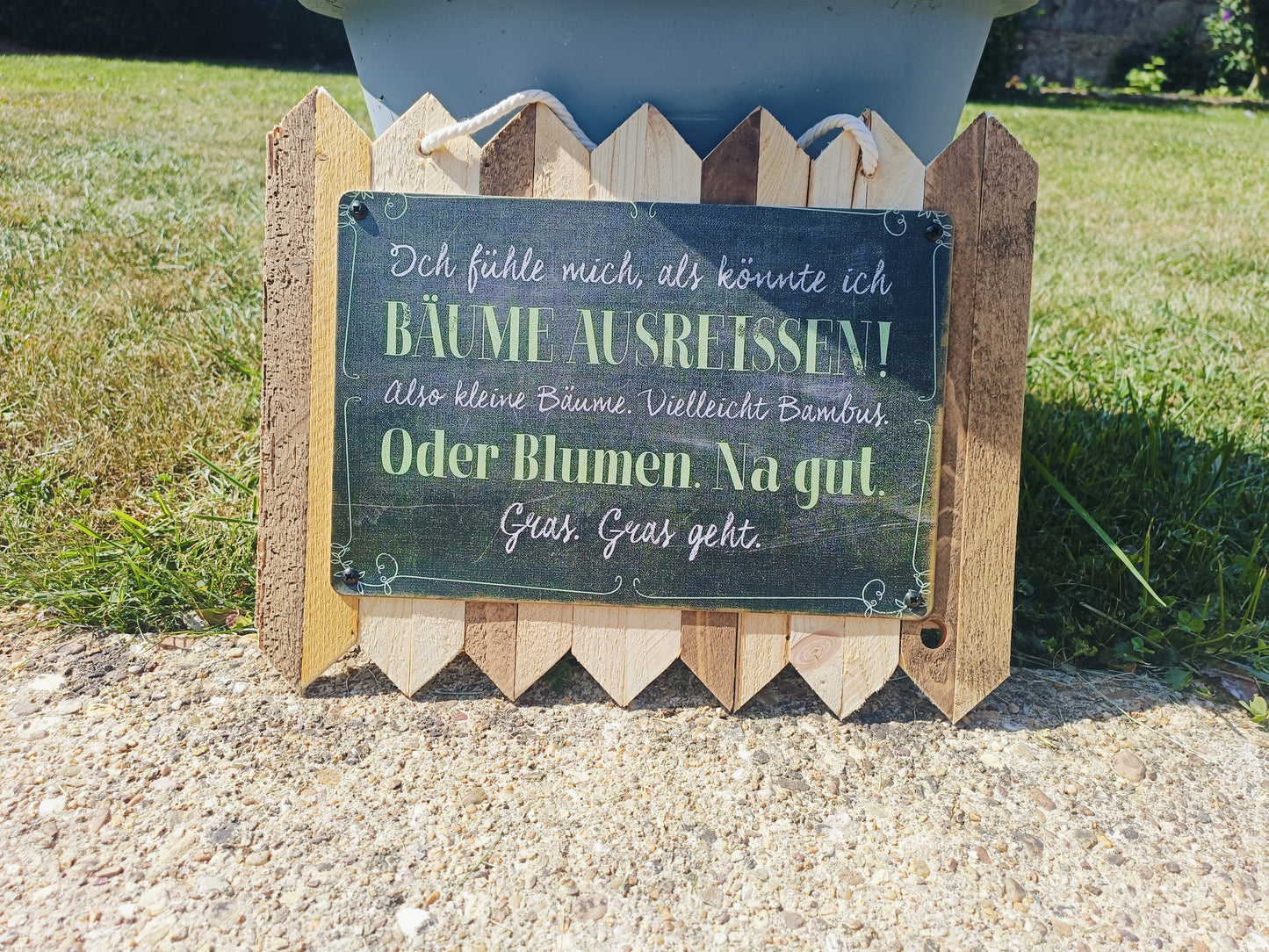 Blechschild Spruch – ‚Ich fühle mich, als könnte ich Bäume ausreißen‘ | Rustikales Wanddekor, Handmade auf Altholz