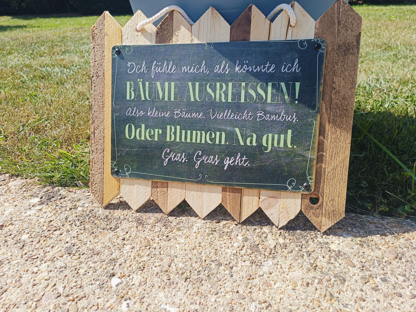 Blechschild Spruch – ‚Ich fühle mich, als könnte ich Bäume ausreißen‘ | Rustikales Wanddekor, Handmade auf Altholz